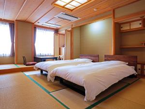 弟子屈町Oyado Kinkiyu Annex SUIKAZURA的一间卧室,配有两张床