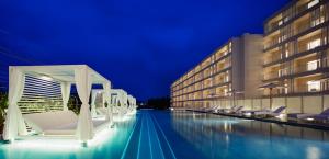 恩纳Hoshino Resorts BEB5 Okinawa Serakaki的夜间设有游泳池的酒店