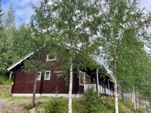 塔库沃里Kodikas loma-asunto Tahkon ytimestä的前面有树木的红砖房子