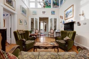 雷克雅未克加尔塔弗尔酒店的客厅设有绿色椅子和壁炉