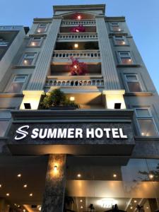 头顿Summer Beach Hotel Vung Tau的一座带有夏季酒店标志的建筑