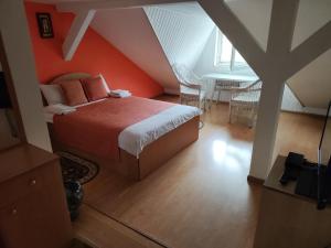 切尔诺夫策Inn Sport的一间卧室配有一张橙色墙壁的床