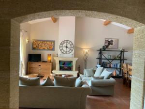Durban-CorbièresVilla Corbieres的客厅配有沙发和墙上的时钟