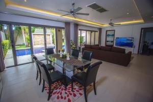 邦涛海滩Wonderful villa Harmony BangTao beach的客厅配有桌椅和沙发