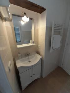 Ozzano MonferratoLa Casetta di Treville的白色的浴室设有水槽和镜子