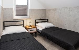 弗瓦迪斯瓦沃沃Domki MEGALO的带窗户的客房内设有两张单人床。