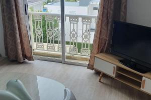 CurepipeAppartment in town的带电视的客厅和阳台。