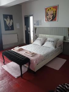布里阿尔Marie-Claire la grillade的一间卧室配有一张大床,上面有长凳
