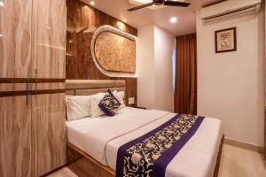 布莱尔港Ananya Residency的酒店客房设有床和窗户。