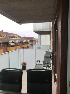 利勒斯特罗姆1-bed for 2 pers Central in Lillestrøm的两把椅子坐在阳台顶