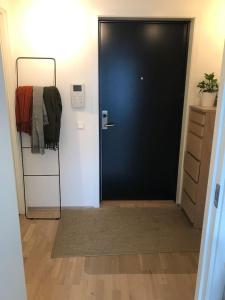 利勒斯特罗姆1-bed for 2 pers Central in Lillestrøm的一间有地毯的房间的黑色门