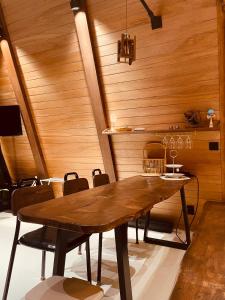 济州市Dongbok Sanjang Jeju的一间带木桌和椅子的用餐室