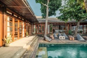 塞米亚克Batu Belig Living Managed by CPM Bali的享有带游泳池的外部景致