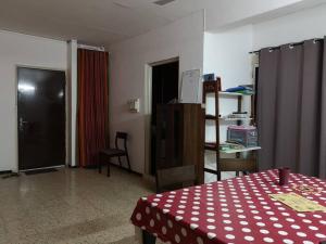 吉布提Appartement meublé au Héron的一间设有一张桌子的房间,配有红色和白色的桌布