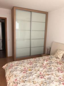 圣弗拉斯Квартира у моря的一间卧室配有一张带花卉床罩的床