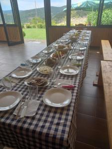 DardhëGuest House Qafe Dardha - Tomorr National Park的一张长桌,上面放着食物板
