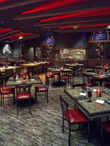 马里斯维尔Tulalip Resort Casino的餐厅内带桌椅的用餐室
