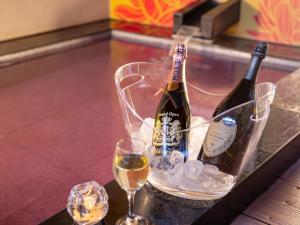 神户HOTEL　Noblesse的2瓶香槟和2杯桌子上的玻璃杯