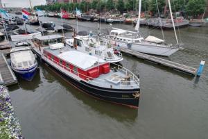 阿姆斯特丹Spacious homely house boat的船与其他船停靠在码头