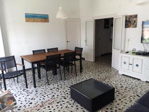 阿德拉Tranquila casa frente al mar的一间带桌椅的用餐室
