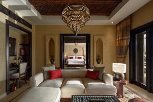 朱瑞拉盖斯尔奥萨拉安纳塔拉沙漠度假酒店的带沙发和吊灯的客厅