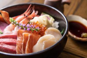 赤井川Yu Kiroro, Ski-in Ski-out Luxury Residences的包括寿司和其他食物的碗