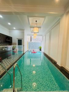 会安Kemi House Hoi An的游泳池,位于酒店带游泳池的房间