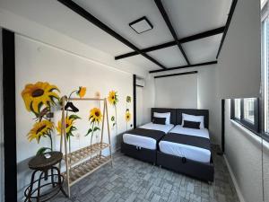 伊斯坦布尔Casa Mirasol Terrace Golden Horn Istanbul的卧室配有一张带向日葵的床铺,墙上挂有向日葵