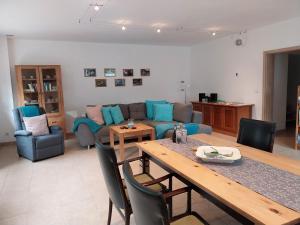 施托尔彭Ferienhaus Buschmuehle - Stolpen的客厅配有蓝色的沙发和桌子