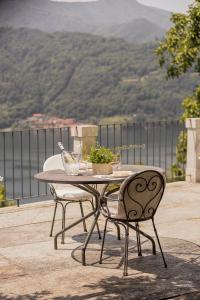 贝特纳斯科Villa Antica Colonia - Lake Orta - Suite Apartments Adults Only - SPA & Wellness的美景庭院内的桌椅