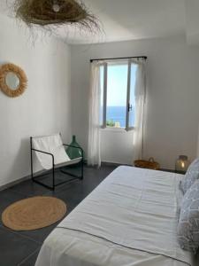 莫特拉下城区Appartement Casa Consuelo的卧室配有床、椅子和窗户。