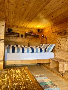 SörsjönOffroadcamp的小屋内木制房间的一个床位