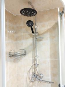 茨卡尔图博Country House Uliana的浴室内配有淋浴和头顶淋浴