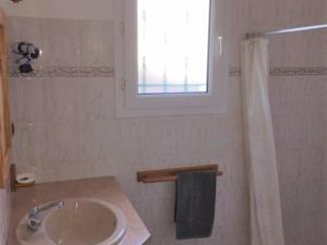 布科·莱斯白老城Maison Vieux-Boucau-les-Bains, 5 pièces, 9 personnes - FR-1-379-122的一间带水槽、窗户和淋浴的浴室