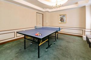 四日市Hotel Castle Inn Yokkaichi的客房内的乒乓球桌