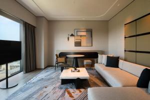 台州台州喜来登酒店的客厅配有沙发和桌子
