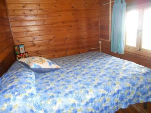 卡萨尔韦利诺Lo Chalet di Ingrid的一间卧室配有一张木墙床