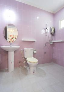 七岩พูลวิลล่าชะอำ Amazia Pool Villa的粉红色的浴室设有卫生间和水槽