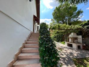 佩斯基耶拉德加达Appartamento 2, Villa Magnolia, 64mq, Lago di Garda的通往绿色植物建筑的楼梯