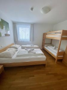 上陶恩Obertauern Fewo Top 12 by Kamper的一间卧室配有两张床和一张双层床。