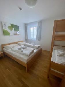 上陶恩Obertauern Fewo Top 12 by Kamper的一间卧室设有两张双层床和梯子