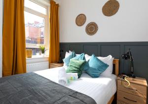 Town MoorLuke Stays - Belle Grove West的一间卧室配有一张带蓝色枕头的床和一扇窗户。