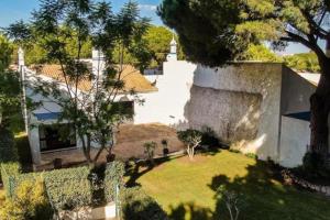 阿尔布费拉Casa Calma的享有带庭院的房屋的空中景致