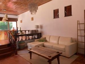 阿尔布费拉Casa Calma的带沙发和咖啡桌的客厅