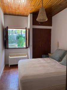 阿尔布费拉Casa Calma的卧室配有白色的床和窗户。