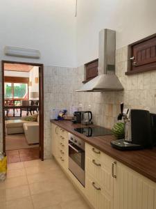 阿尔布费拉Casa Calma的厨房配有水槽和炉灶 顶部烤箱