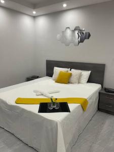 弗利康弗拉克Maison de ville à Flic-en-Flac的一间卧室配有一张带黄色毯子的大床
