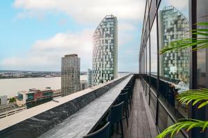 利物浦INNSiDE by Meliá Liverpool的以及可观赏景致的建筑阳台。