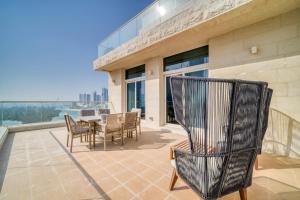 阿布扎比Mangrove Place, Reem Island, Abu Dhabi - Mint Stay的阳台的天井配有桌椅
