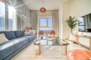 阿布扎比Mangrove Place, Reem Island, Abu Dhabi - Mint Stay的客厅配有蓝色的沙发和桌子